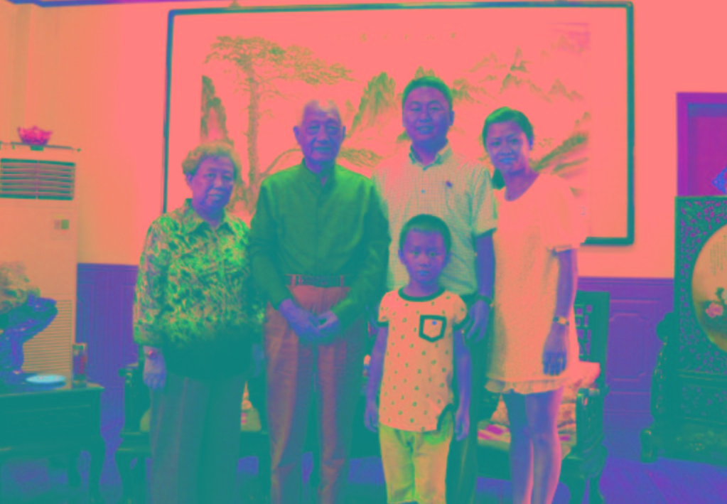 與原南京軍區(qū)政委方祖岐上將夫婦合影留念。